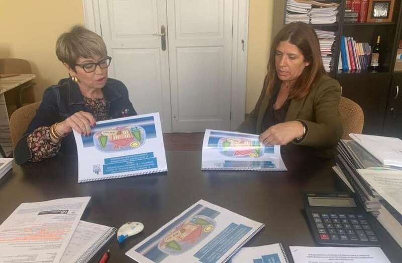 La diputada regional de NC y vicealcaldesa de Telde, Carmen Hernández, con Salud Gil (Foto TA)