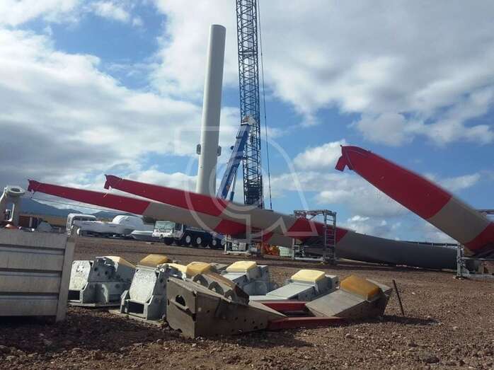 Imagen del montaje, días atrás, del aerogenerador en Salinetas (Foto TA)