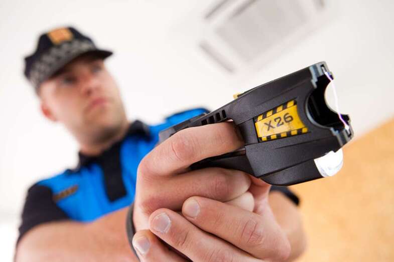 Agente policial con una pistola Táser (Foto TA)