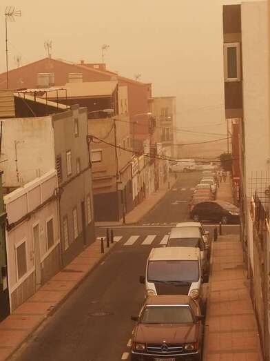 Calle del barrio de Casas Nuevas bajo la calima (Foto Francisco Javier Burón)