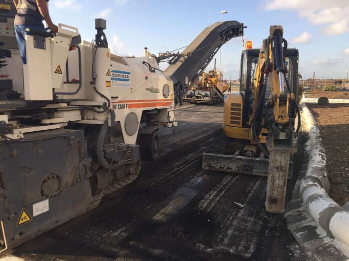 Imagen de archivo de unas obras de asfaltado en el vial costero de Telde (Foto TA)