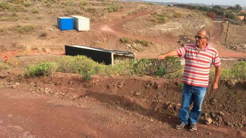 José Luis Florido deambula por las obras. Al fondo, puente sobre el barranco (Foto Canarias7)
