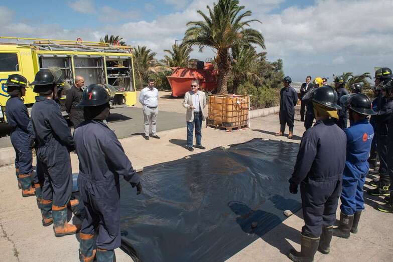 El consejero de Hacienda del Cabildo de Gran Canaria y presidente del Consorcio de Emergencias, Pedro Justo Brito, dio la bienvenida este lunes al grupo de 15 bomberos (Foto TA)