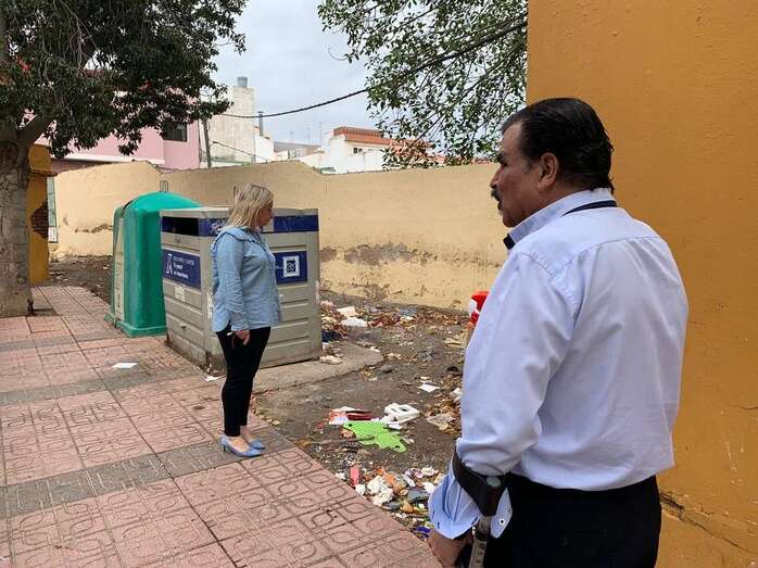 La concejala Sonsoles Martín observa la suciedad cerca de unos contenedores (Foto TA)