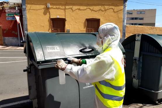 Reparación, limpieza y desinfección de contenedores en Telde (Foto TA)