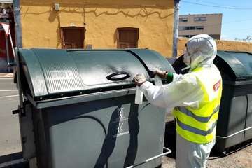 Reparación, limpieza y desinfección de contenedores en Telde (Foto TA)