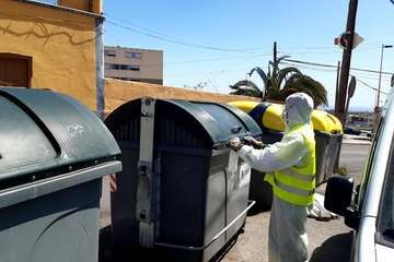 Reparación, limpieza y desinfección de contenedores en Telde (Foto TA)