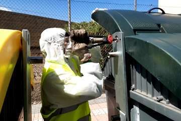 Reparación, limpieza y desinfección de contenedores en Telde (Foto TA)