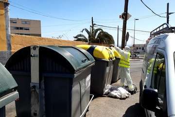 Reparación, limpieza y desinfección de contenedores en Telde (Foto TA)