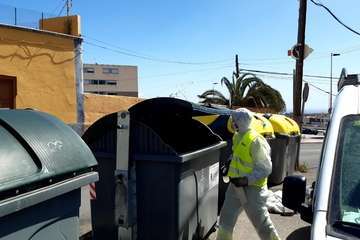 Reparación, limpieza y desinfección de contenedores en Telde (Foto TA)