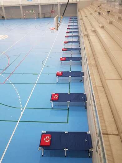 Camillas montadas en el Pabellón Juan Carlos Hernández de Jinámar (Foto TA)