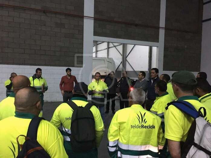 Imagen de archivo de un encuentro entre la plantilla, el concejal Eloy Santana y los responsables de la UTE (Foto TA)