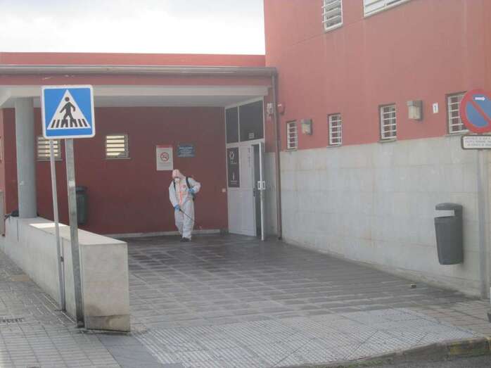 Desinfección del acceso al Centro de Salud de Los Llanos (Foto TA)