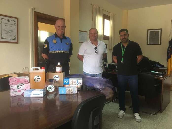 Los delegados sindicales de CSIF Armando Martín y Vicente Yánez, junto al jefe de la Policía Local de Telde, Félix Ramos (Foto TA)