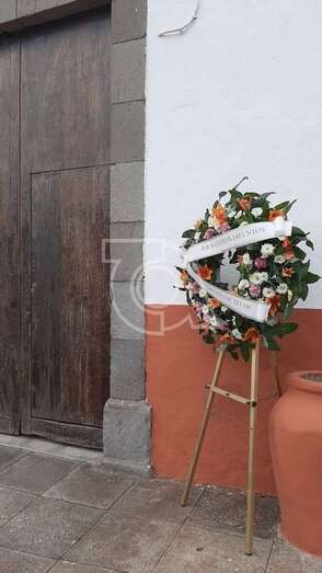 Corona instalada en la puerta del cementerio de San Juan en recuerdo de los fallecidos durante la pandemia (Foto TA)