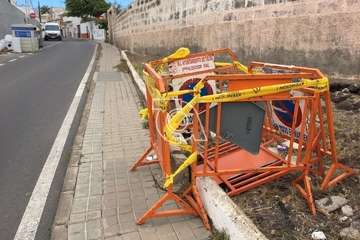 Vías y Obras baliza y valla la oquedad abierta junto a la acera en Cánovas del Castillo (Foto TA)