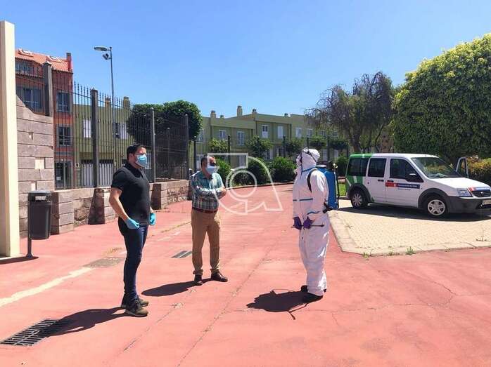 El alcalde y el concejal de parques y Jardines charlan con un operario de desinfección en el recinto verde de San Juan (Foto TA)