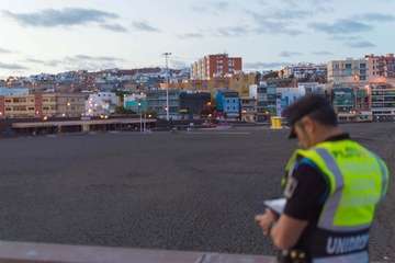  Los drones toman el cielo de Melenara para controlar el confinamiento (Foto Antonio Rico)