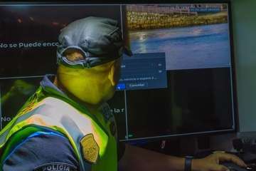  Los drones toman el cielo de Melenara para controlar el confinamiento (Foto Antonio Rico)