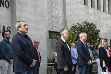 - El Gobierno de Canarias guarda un minuto de silencio en memoria de las personas fallecidas como consecuencia de la Covid-19 (Foto Acfi Press)