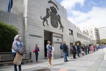 - El Gobierno de Canarias guarda un minuto de silencio en memoria de las personas fallecidas como consecuencia de la Covid-19 (Foto Acfi Press)
