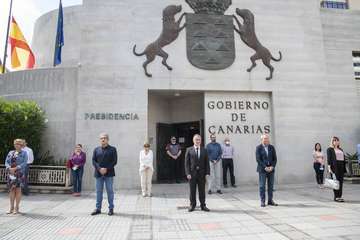 - El Gobierno de Canarias guarda un minuto de silencio en memoria de las personas fallecidas como consecuencia de la Covid-19 (Foto Acfi Press)