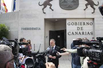 - El Gobierno de Canarias guarda un minuto de silencio en memoria de las personas fallecidas como consecuencia de la Covid-19 (Foto Acfi Press)