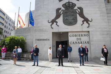 - El Gobierno de Canarias guarda un minuto de silencio en memoria de las personas fallecidas como consecuencia de la Covid-19 (Foto Acfi Press)