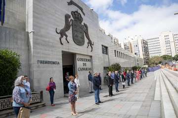 - El Gobierno de Canarias guarda un minuto de silencio en memoria de las personas fallecidas como consecuencia de la Covid-19 (Foto Acfi Press)