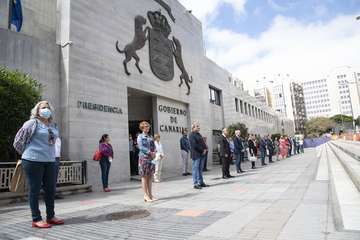 - El Gobierno de Canarias guarda un minuto de silencio en memoria de las personas fallecidas como consecuencia de la Covid-19 (Foto Acfi Press)