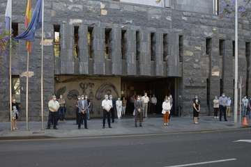 - El Gobierno de Canarias guarda un minuto de silencio en memoria de las personas fallecidas como consecuencia de la Covid-19 (Foto Acfi Press)