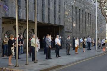 - El Gobierno de Canarias guarda un minuto de silencio en memoria de las personas fallecidas como consecuencia de la Covid-19 (Foto Acfi Press)