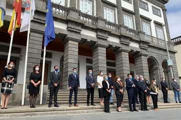 Las Palmas de Gran Canaria guarda un minuto de silencio en memoria de las víctimas de la COVID-19 (Foto TA)