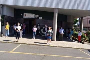 Minuto de silencio del personal de Servicios Sociales e Igualdad (Foto TA)