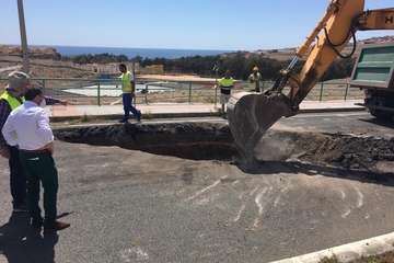 Un cajón de hormigón resuelve un badén en el vial costero a la altura de la depuradora de Hoya del Pozo (Foto TA)