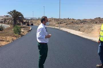 Un cajón de hormigón resuelve un badén en el vial costero a la altura de la depuradora de Hoya del Pozo (Foto TA)