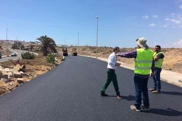 Un cajón de hormigón resuelve un badén en el vial costero a la altura de la depuradora de Hoya del Pozo (Foto TA)