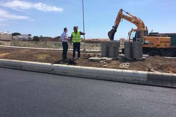 Un cajón de hormigón resuelve un badén en el vial costero a la altura de la depuradora de Hoya del Pozo (Foto TA)