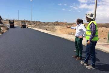Un cajón de hormigón resuelve un badén en el vial costero a la altura de la depuradora de Hoya del Pozo (Foto TA)