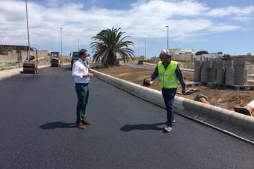 Un cajón de hormigón resuelve un badén en el vial costero a la altura de la depuradora de Hoya del Pozo (Foto TA)