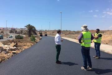 Un cajón de hormigón resuelve un badén en el vial costero a la altura de la depuradora de Hoya del Pozo (Foto TA)