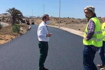 Un cajón de hormigón resuelve un badén en el vial costero a la altura de la depuradora de Hoya del Pozo (Foto TA)