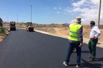 Un cajón de hormigón resuelve un badén en el vial costero a la altura de la depuradora de Hoya del Pozo (Foto TA)