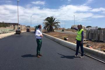 Un cajón de hormigón resuelve un badén en el vial costero a la altura de la depuradora de Hoya del Pozo (Foto TA)
