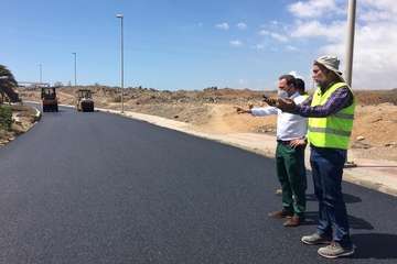 Un cajón de hormigón resuelve un badén en el vial costero a la altura de la depuradora de Hoya del Pozo (Foto TA)
