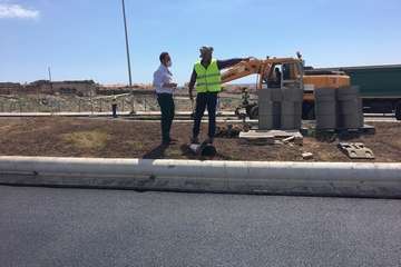Un cajón de hormigón resuelve un badén en el vial costero a la altura de la depuradora de Hoya del Pozo (Foto TA)