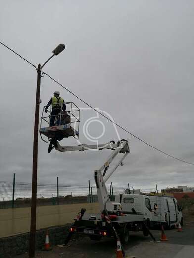 Obras de instalación de los puntos de luz (Foto TA)