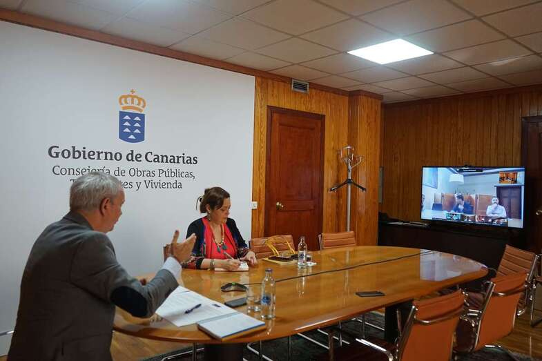 Momento de la reunión telemática de Sebastián Franquis con los alcaldes de las cuatro ciudades más pobladas de Canarias (Foto TA)