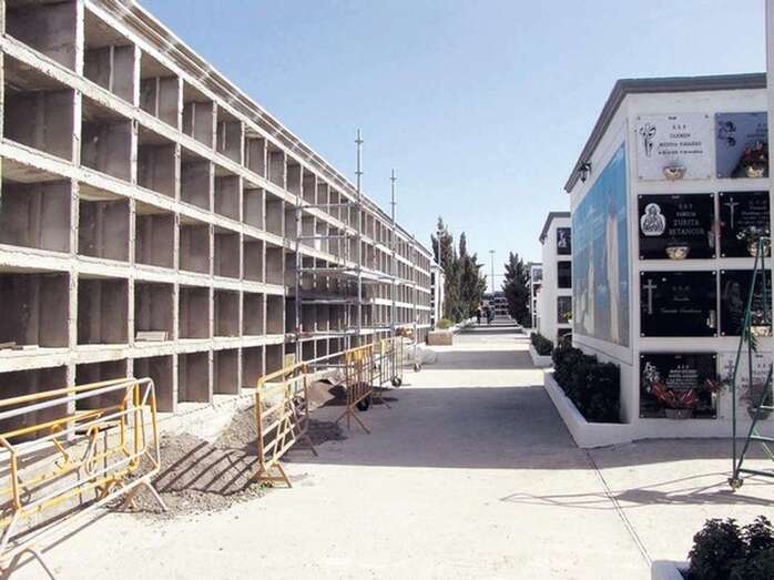Nichos en construcción en el cementario de Los Llanos, en una imagen de archivo (Foto TA)