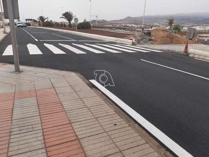 Obras de asfaltado del vial costero (Foto TA)